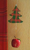 Hänger fürs  Fenster: Tannenbaum mit Apfeldeko