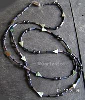 olive Dreieck mit lila schillernden Röhrchen