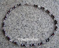 graue und rote Perlen mit Farfalle