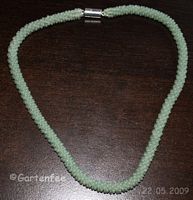 Kette aus  hellgruenen Rocailles