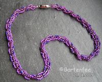 Lila Rocailles in Bogen gehäkelt