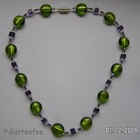 Grüne Glaslinsen mit lila Würfeln