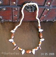 Kette mit Holz- und Muschelperlen