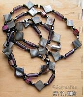 graue Quadrate mit lila Röhren