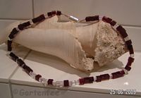 rote und weisse Glaswürfel