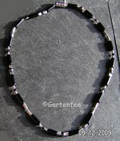 schwarze Glasröhren