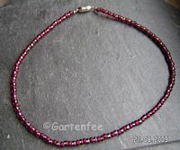 Rotlila Kette gefädelt