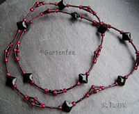Kette in Rot und Schwarz
