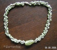 Kette gefädelt aus Farfalle, Würfeln und einem Halbedelstein als Solitär