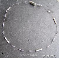 zart weisse Perlen auf Nylon-Draht